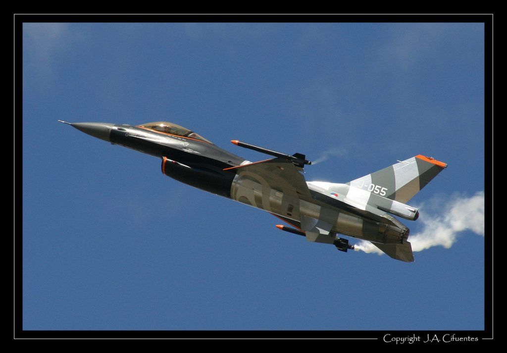 Lockheed-Martin F-16 Fighting Falcon solo display Team (Holanda). 