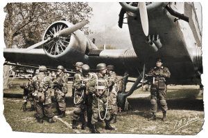 Paracaidistas alemanes junto al Junkers.