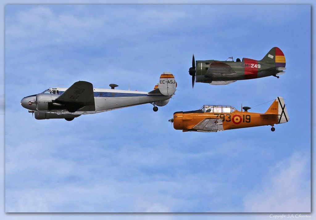 La "Formación Eco" de la FIO: Beechcraft 18 C-45 H, North American T-6 "Texan" y Polikarpov I-16 "Rata" o "Mosca".