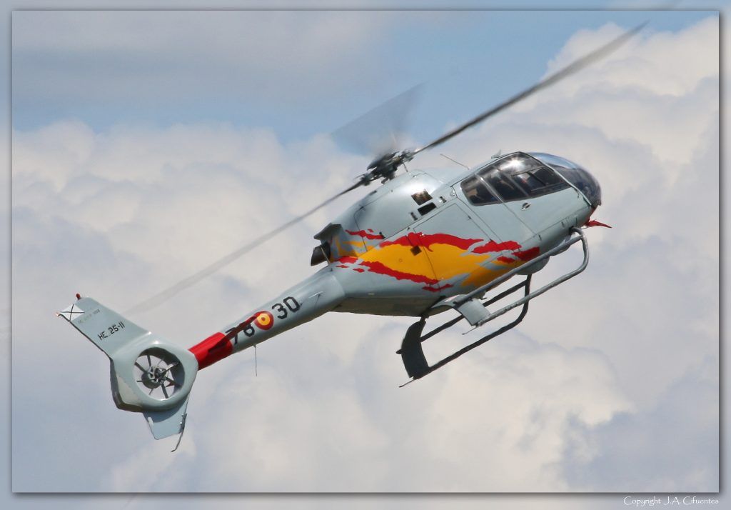 La Patrulla Aspa, con sus Eurocopter EC 120B Colibrí.