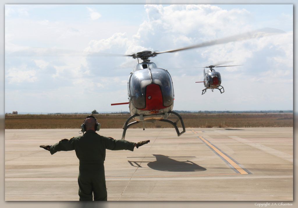 Patrulla Aspa del Ejercito del Aire con los Eurocopter EC120-B Colibri.