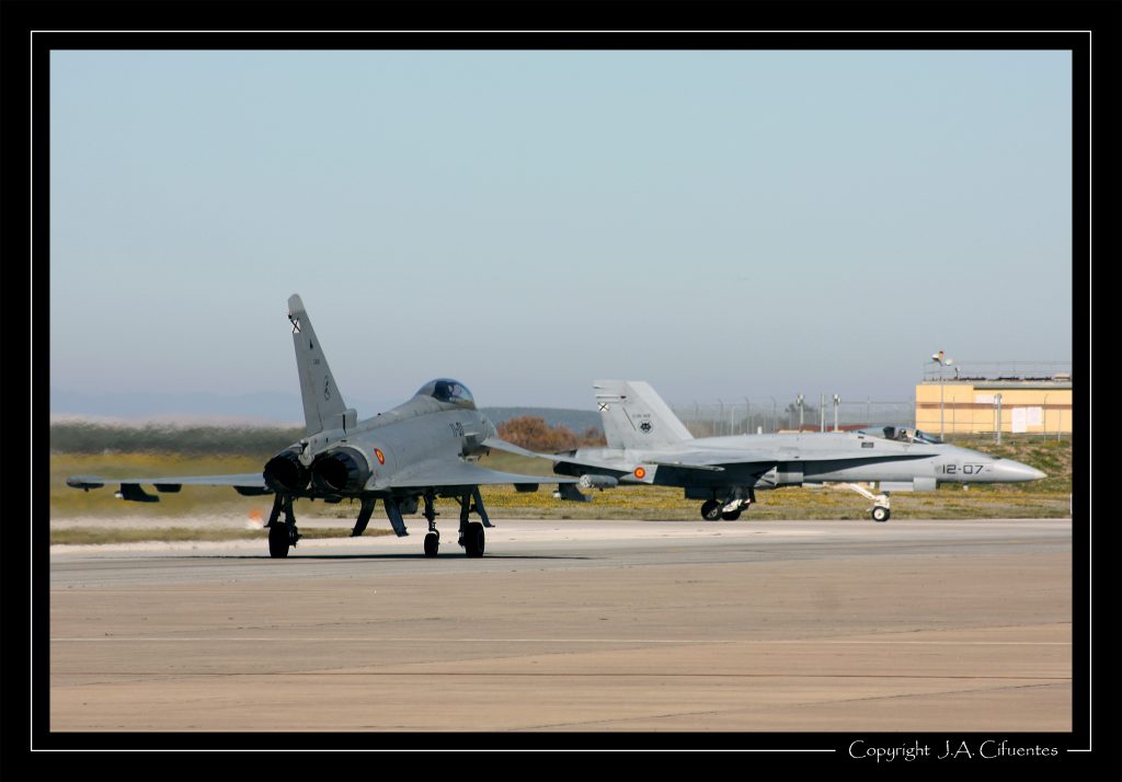 Eurofighter "Typhoon" del Ala 11 y McDonnel Douglas F-18 "Hornet" del Ala 12 del Ejercito del Aire.