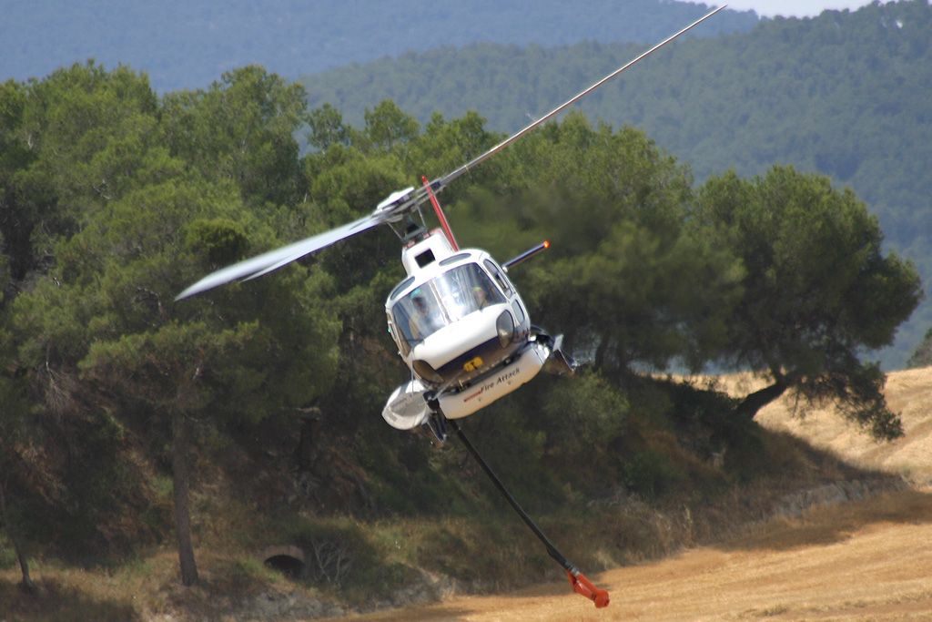 Eurocopter AS 350B3 Ecureuil de Bomberos de Cataluña operado por Helitrans.
