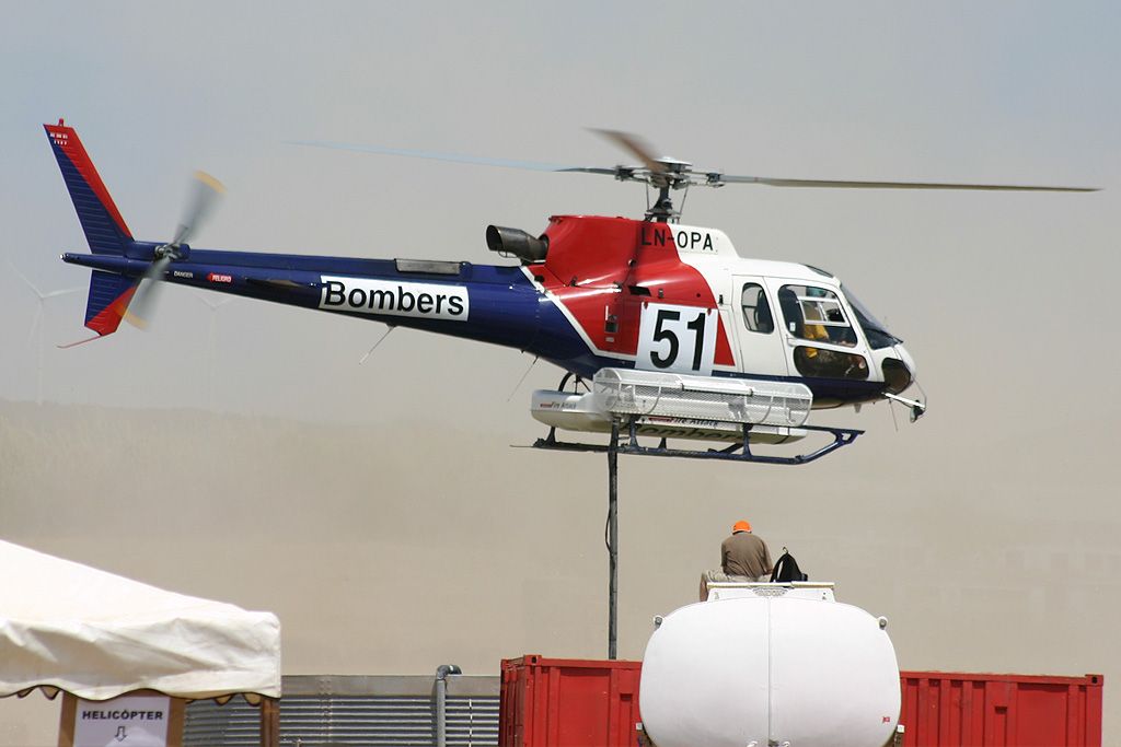 Eurocopter AS 350B3 Ecureuil de Bomberos de Cataluña operado por Helitrans.