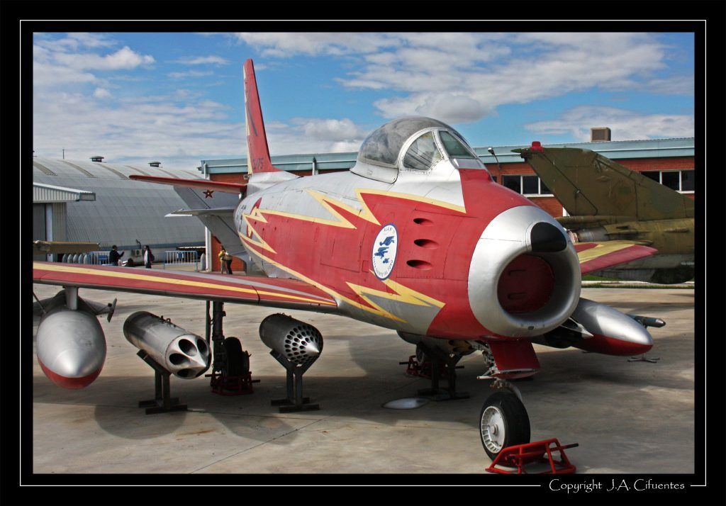 North American F-86 "Sabre" con los colores de la "Patrulla Ascua".