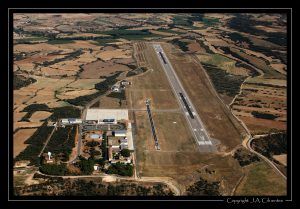 Aeropuerto de Huesca (el de Monflorite de toda la vida). Vuelo a vela en el Schleicher ASK-21 EC-JEQ del Aeroclub Nimbus.