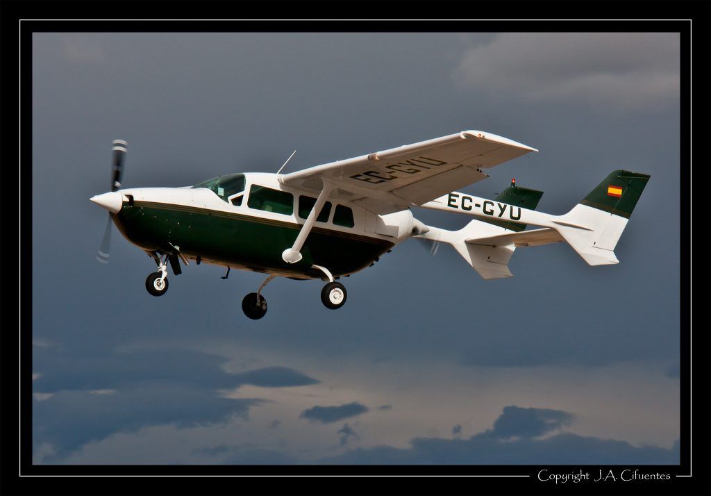 Cessna 337E Super Skymaster (EC-GYU).
