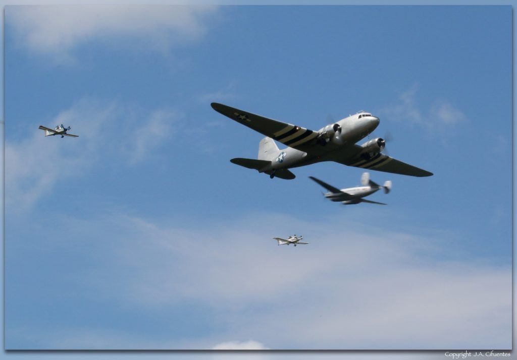 Douglas C-47 B Skytrain (F-AZOX) Dassault Flamant MD311 (F-AZKT) y Colomban MC-15 CriCri (F-PFHV y F-PZXU).