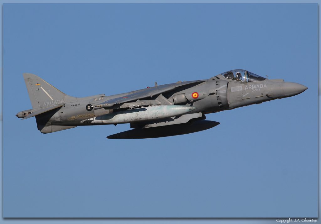 VA.1B-36 McDonnell Douglas AV-8B+ Harrier II de la Armada.