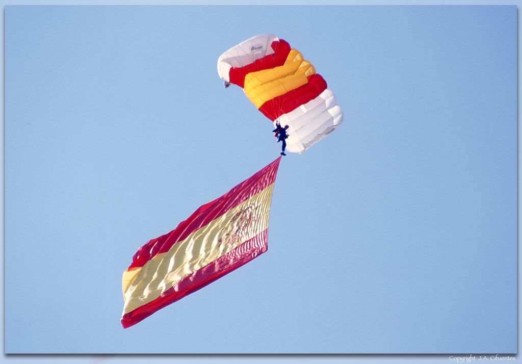 Patrulla Acrobática de Paracaidismo del Ejército del Aire (PAPEA).