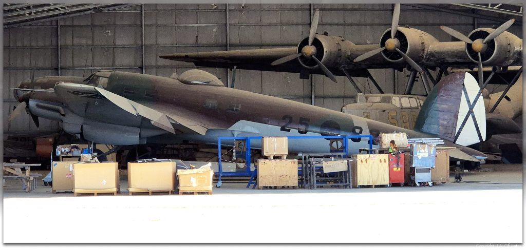 Heinkel He.111E-1 Werknummer 2940 y Dornier Do-24 HD5 en el hangar 6.