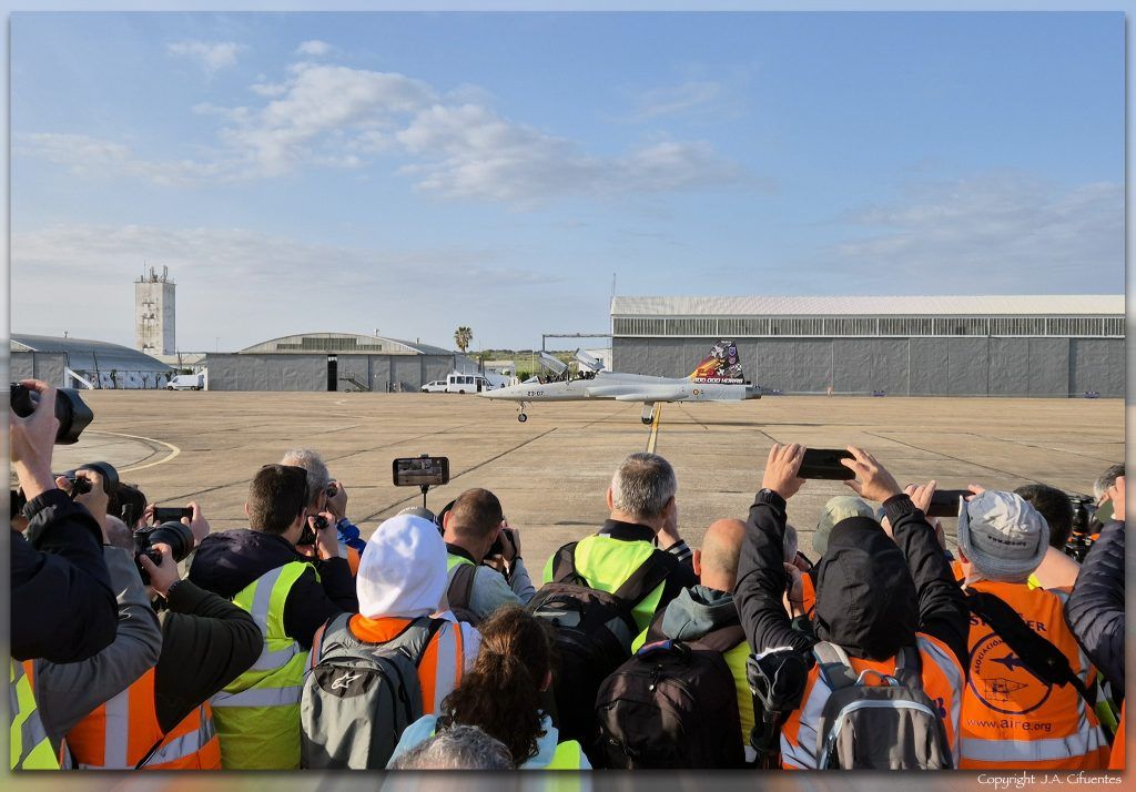 Spotters fotografíando el Northrop F-5M