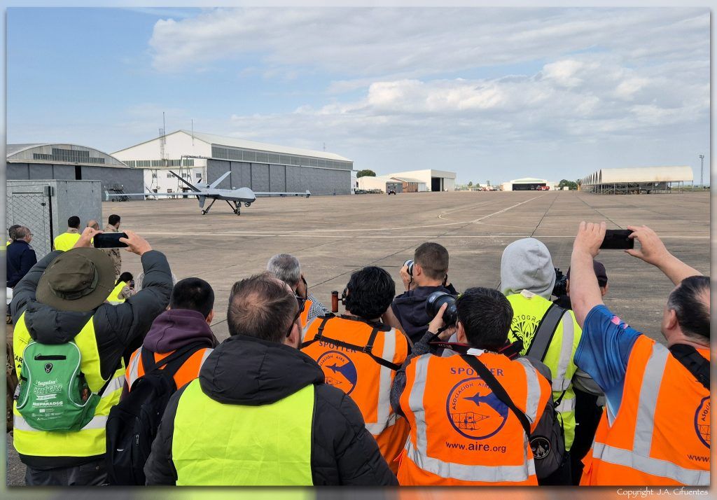Spotters fotografíando el MQ-9 Predator B.