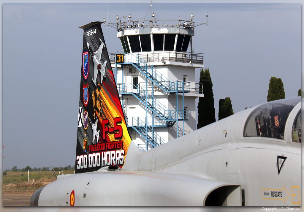 F-5 con la decoración especial por las 300.000 horas de vuelo en el Ala 23, Ala 21, Ala 46 y CLAEX en más de 55 años.