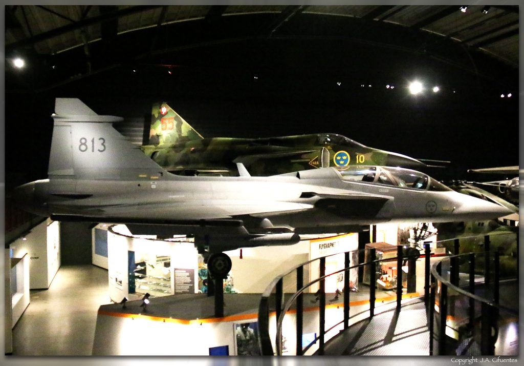 Saab 39 Gripen - JAS 39B y Saab 37 Viggen - AJS 37.